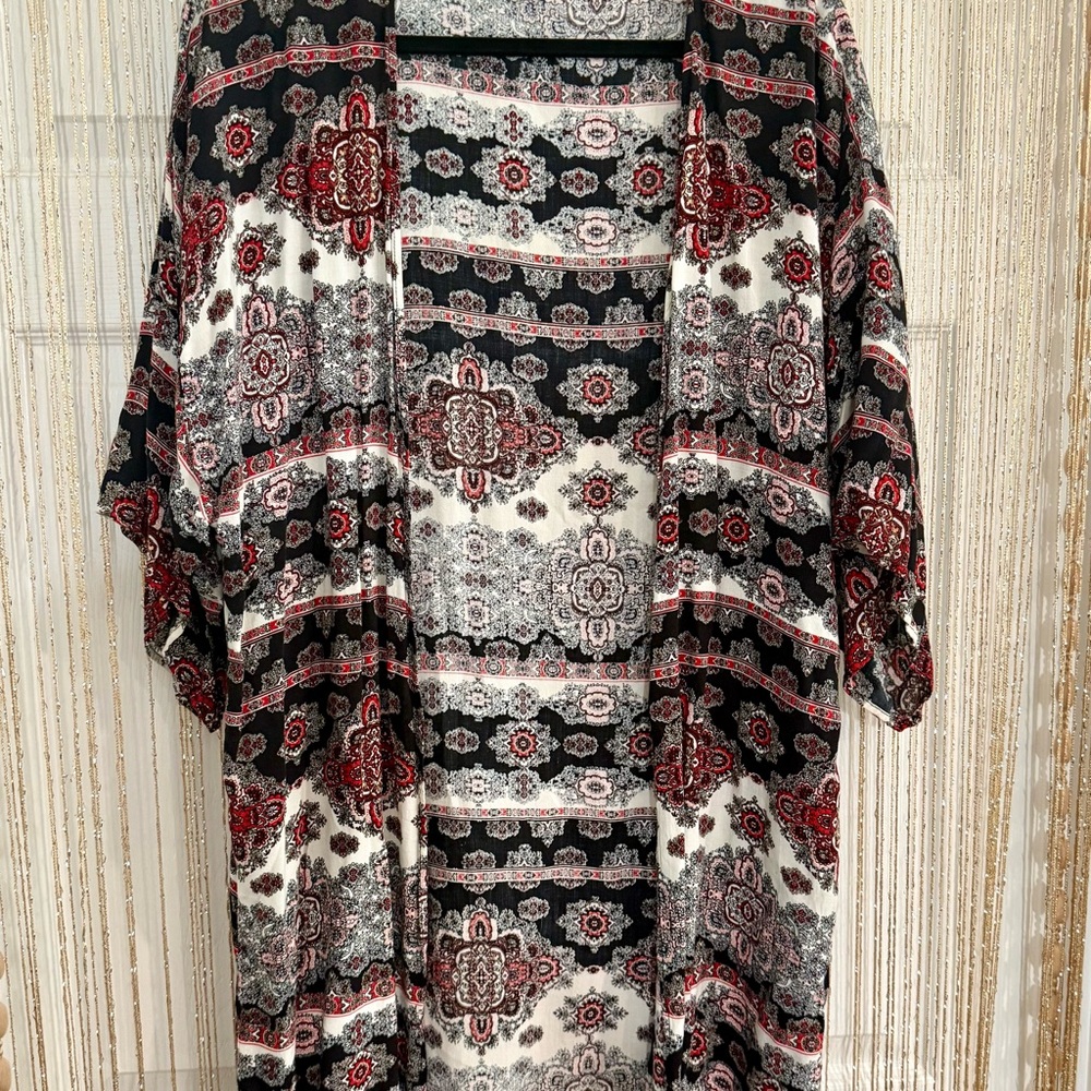 Elegant Black and Red Patterned Kimono